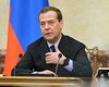 Медведев потребовал немедленно погасить долги по зарплатам в госучреждениях